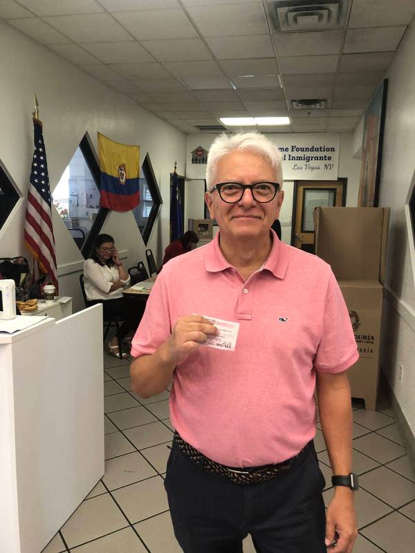 Luis Alberto Gutiérrez, colombiano residente del sur de Nevada, luego de depositar su voto en ...