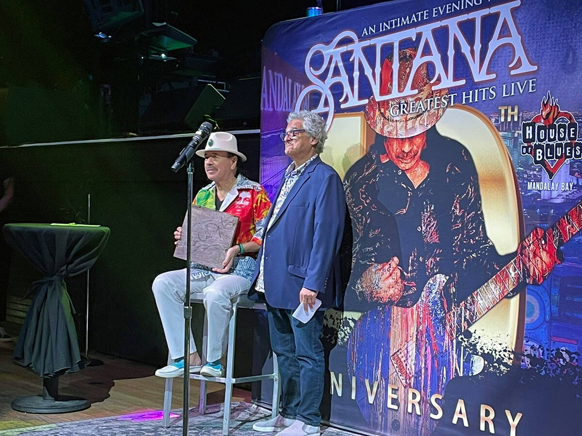 Cumplió Carlos Santana 10 años de residencia en Las Vegas y extiende contrato. Le entregaron ...