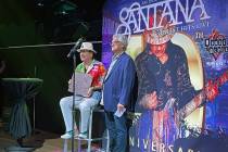 Cumplió Carlos Santana 10 años de residencia en Las Vegas y extiende contrato. Le entregaron ...