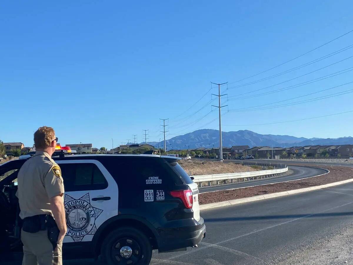 La policía de Las Vegas investiga cerca de la intersección de Centennial Parkway y Shaumber R ...