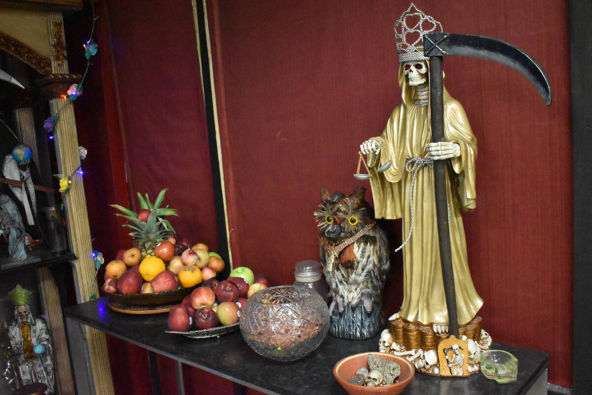 En la foto, parte de las cosas que se encuentran en el santuario dedicado a La Santa Muerte. El ...
