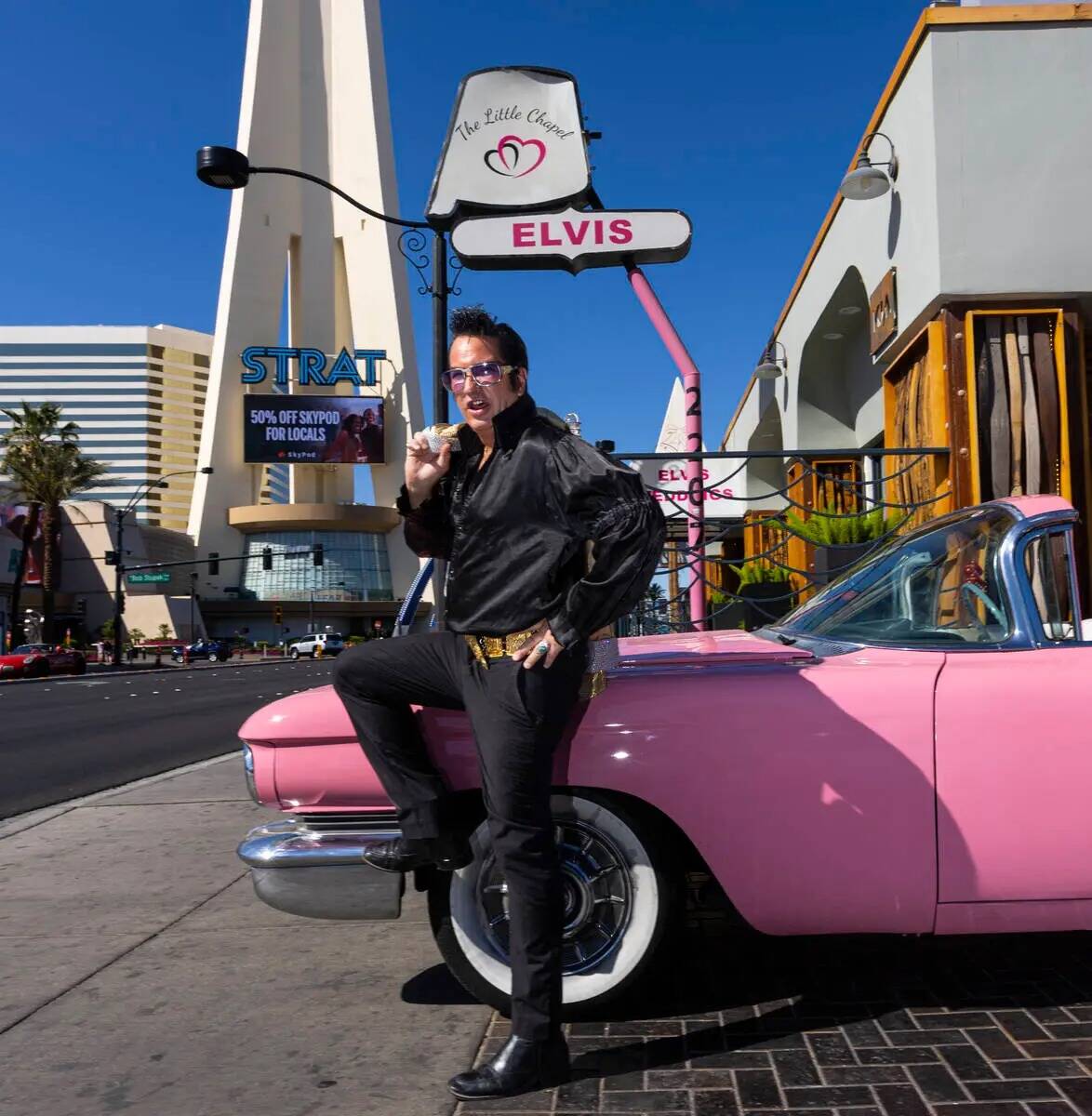 El artista tributo a Elvis Jesse Garon posa con su Cadillac de 1960 fuera de Little Chapel of H ...