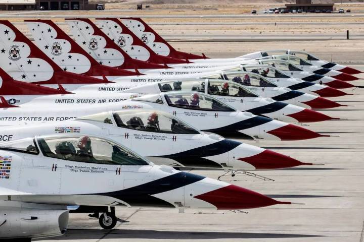 Los Thunderbirds de la Fuerza Aérea de Estados Unidos en fila mientras se preparan para despeg ...