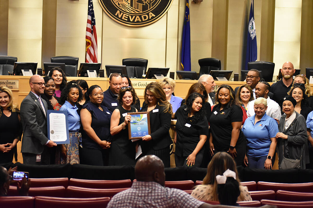 Funcionarios del Ayuntamiento de Las Vegas entregaron un reconocimiento a la organización sin ...