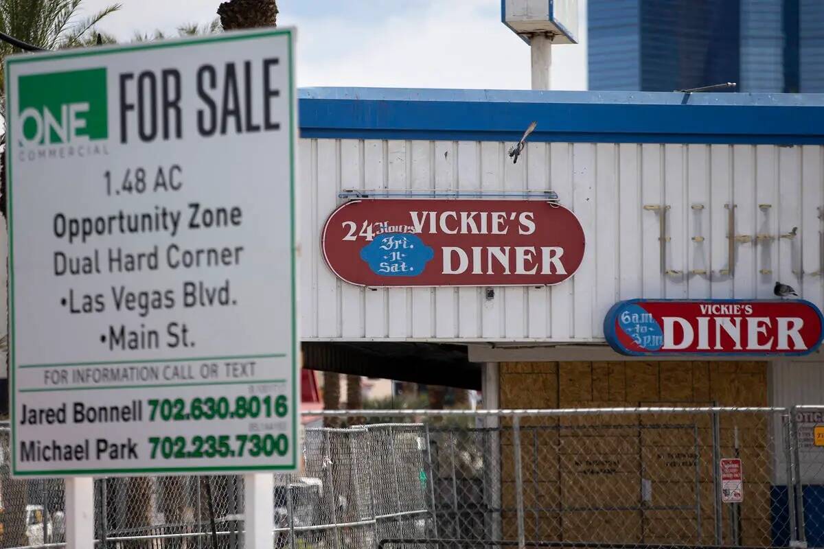 El edificio vacío del antiguo Vickie's Diner y White Cross Market, que está en venta, el vier ...