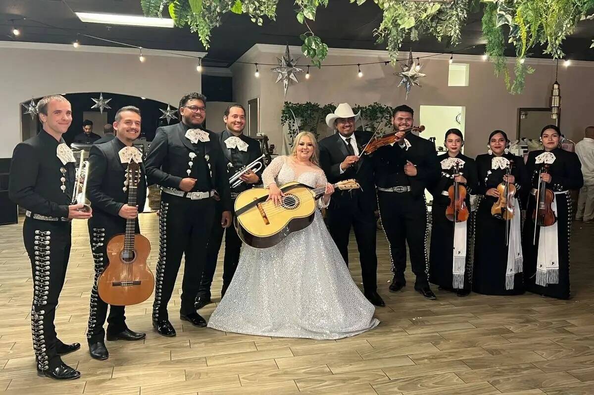 Los recién casados Mayra Ramos y Óscar Zúñiga, con sombrero blanco, posan con mariachis el ...