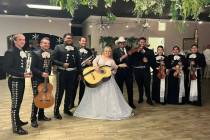 Los recién casados Mayra Ramos y Óscar Zúñiga, con sombrero blanco, posan con mariachis el ...