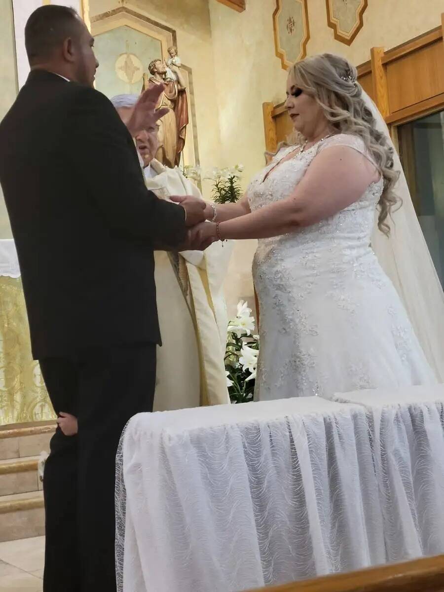 Un sacerdote de North Las Vegas oficia la boda de Mayra Ramos y Óscar Zúñiga el 23 de abril. ...