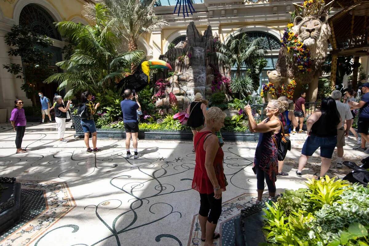 Personas visitan el Conservatorio y Jardín Botánico del Bellagio en Las Vegas, el jueves 2 de ...
