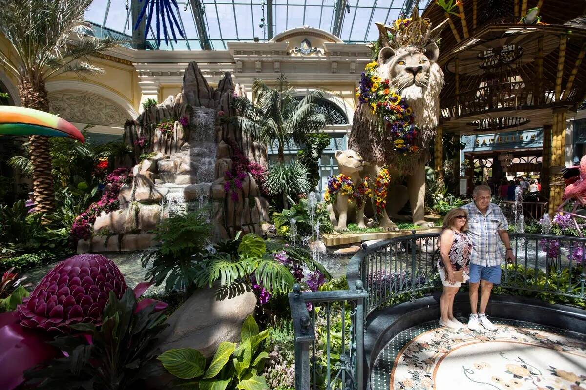 Personas visitan el Conservatorio y Jardín Botánico del Bellagio en Las Vegas, el jueves 2 de ...