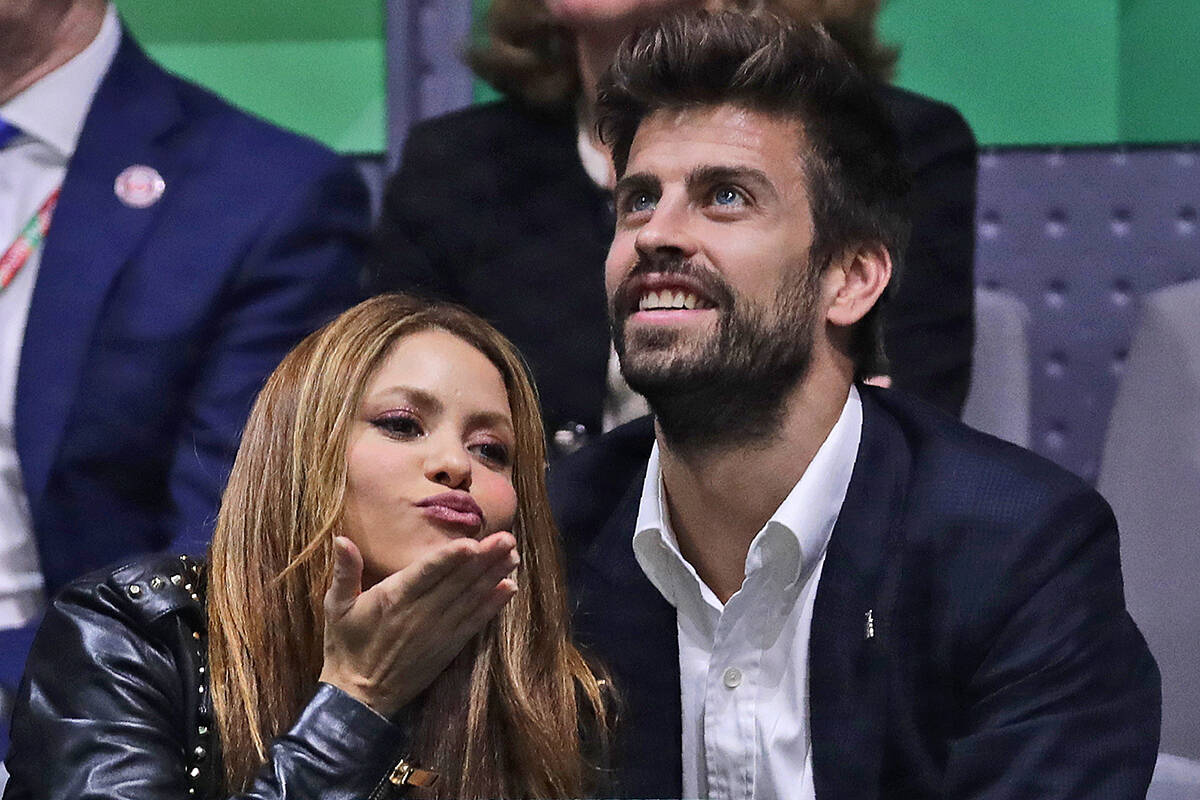 ARCHIVO - La cantante colombiana Shakira lanza un beso junto a su esposo, el futbolista del Bar ...