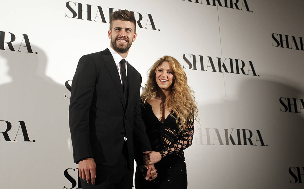 ARCHIVO - La cantante colombiana Shakira, a la derecha, y el futbolista del FC Barcelona Gerard ...