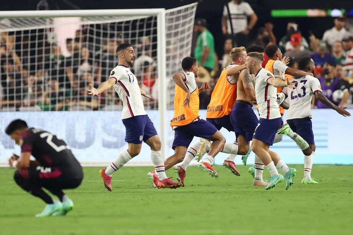 Estados Unidos celebra su victoria en el tiempo extra contra México (1-0) en la final de la Co ...