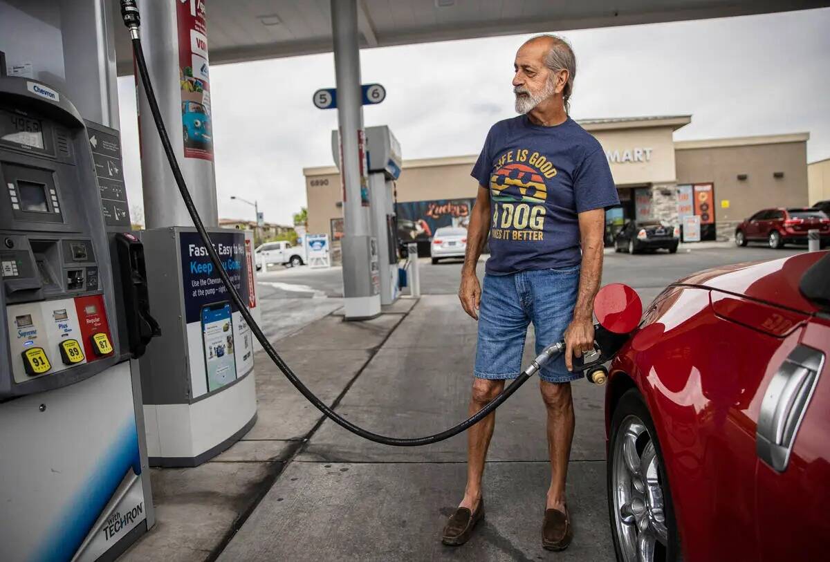 John Lasco carga gasolina en Lucky Spot Chevron el sábado 4 de junio de 2022, en Las Vegas. (B ...