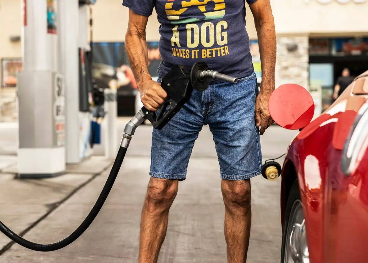 John Lasco carga gasolina en Lucky Spot Chevron el sábado 4 de junio de 2022, en Las Vegas. (B ...