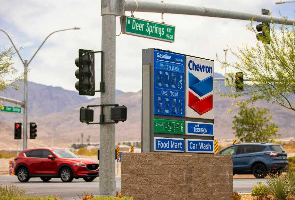 Los precios de la gasolina se anuncian en Lucky Spot Chevron el sábado 4 de junio de 2022, en ...