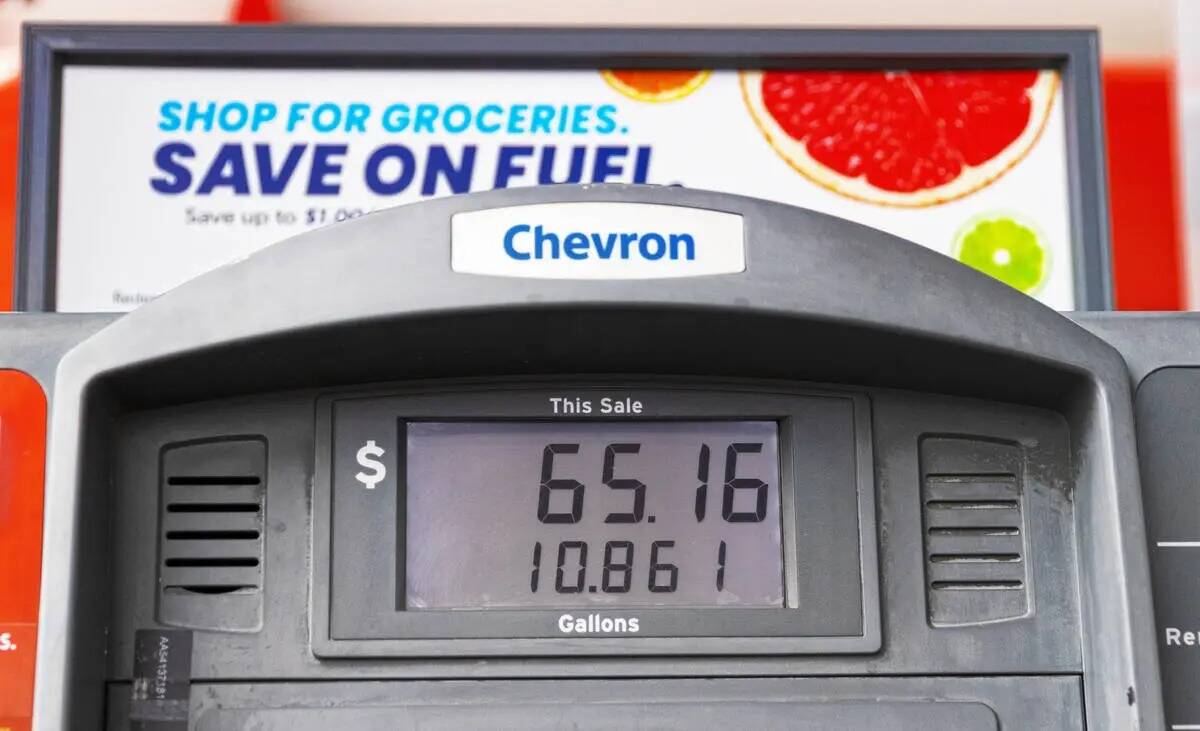 Surtidores de gasolina en Lucky Spot Chevron el sábado 4 de junio de 2022, en Las Vegas. (Benj ...