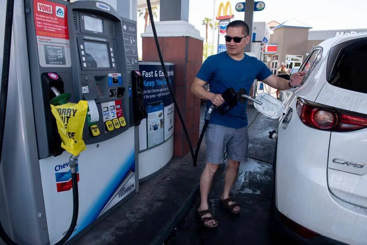Mike Lee, de Las Vegas, echa gasolina en una estación Chevron en East Sahara Avenue el lunes 6 ...