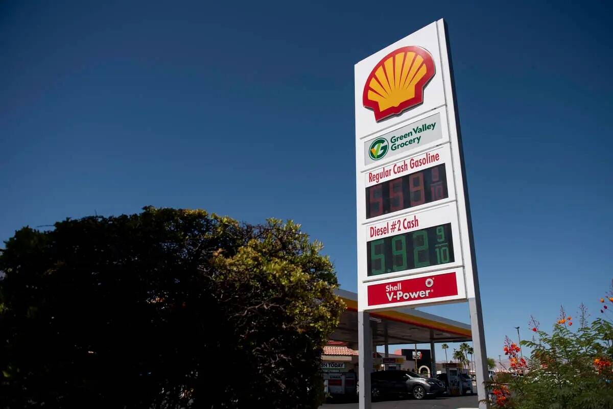 Una gasolinera Shell en West Sahara Avenue muestra un precio de la gasolina de 5.59 dólares, e ...