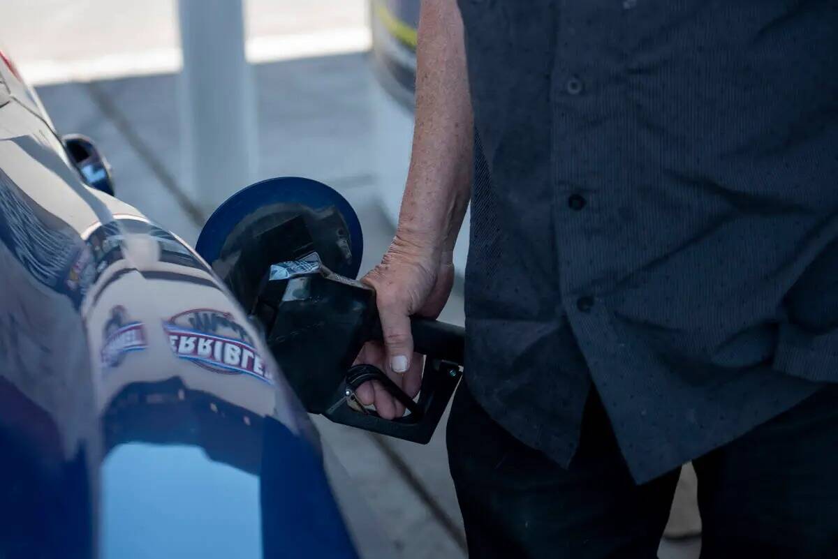 David Stubblefield, de Bakersfield, California, echa gasolina en una estación Chevron de East ...