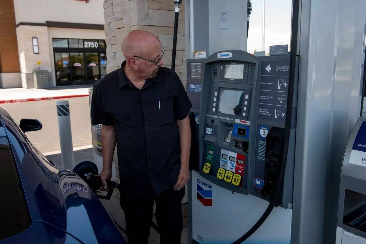 David Stubblefield, de Bakersfield, California, echa gasolina en una estación Chevron de East ...