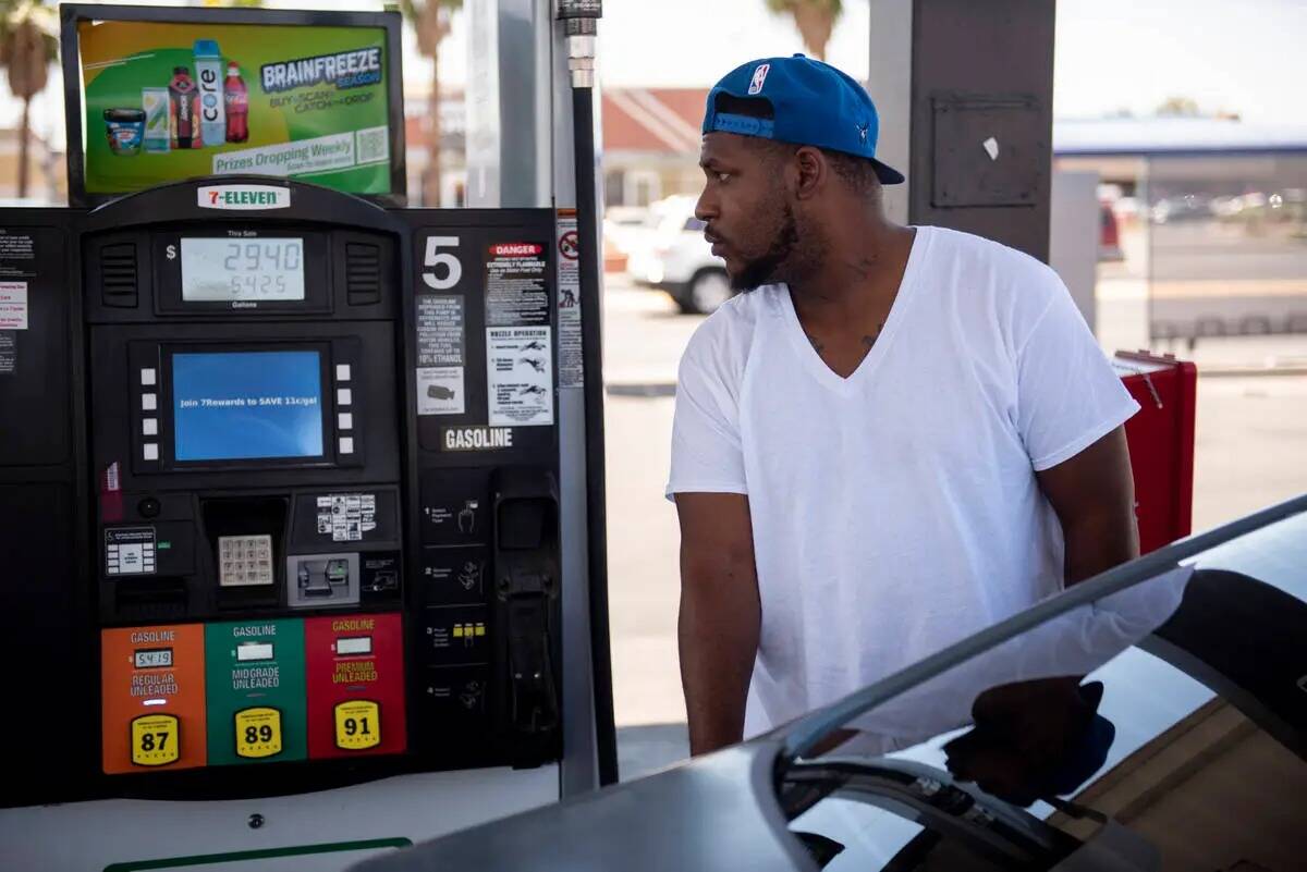 Jay Money carga gasolina en una estación de 7-Eleven en East Lake Mead Blvd. el lunes 6 de jun ...