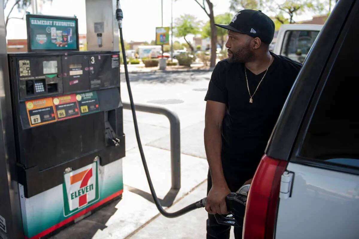 James Brown III echa gasolina para su SUV en una estación de 7-Eleven en West Lake Mead Blvd. ...