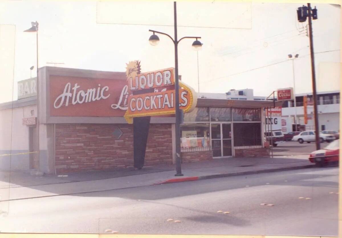 Una foto histórica en blanco y negro de Atomic Liquors mirando hacia el oeste por Fremont Stre ...
