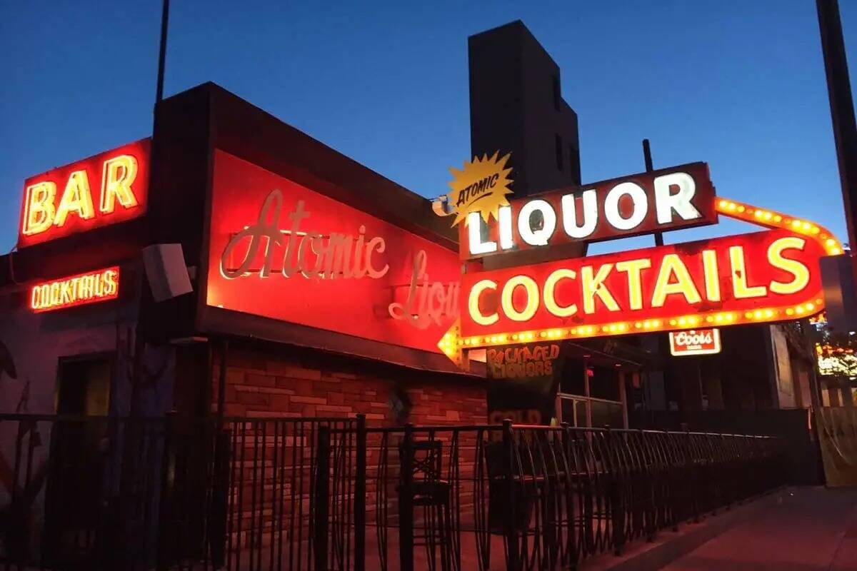 Vista exterior de Atomic Liquors en Fremont East, en el centro de Las Vegas, el martes 4 de abr ...