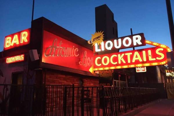 Vista exterior de Atomic Liquors en Fremont East, en el centro de Las Vegas, el martes 4 de abr ...