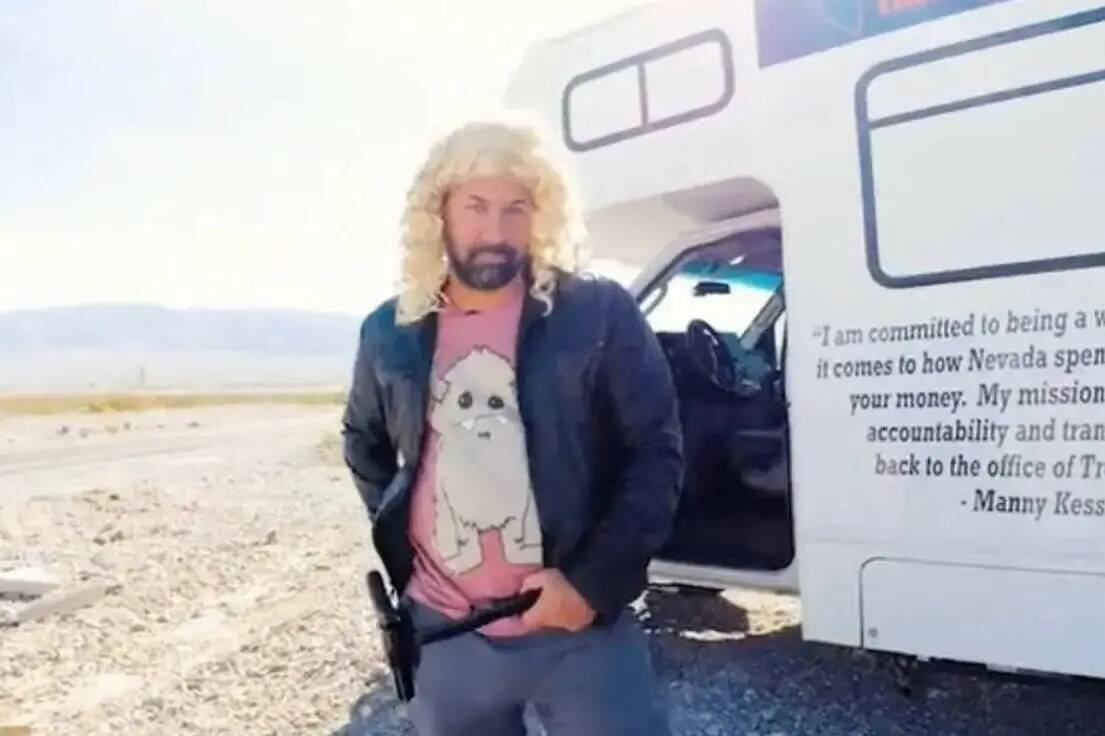 El candidato a tesorero de Nevada y empresario Manny Kess lleva una peluca rubia en un anuncio ...