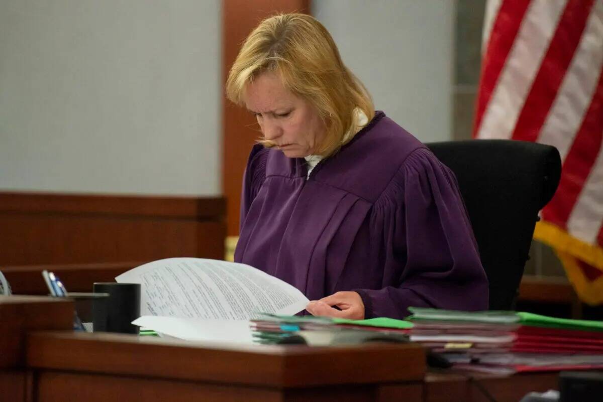 La juez Ann Zimmerman preside una audiencia para Lisa Geurino, acusada de conducir bajo los efe ...
