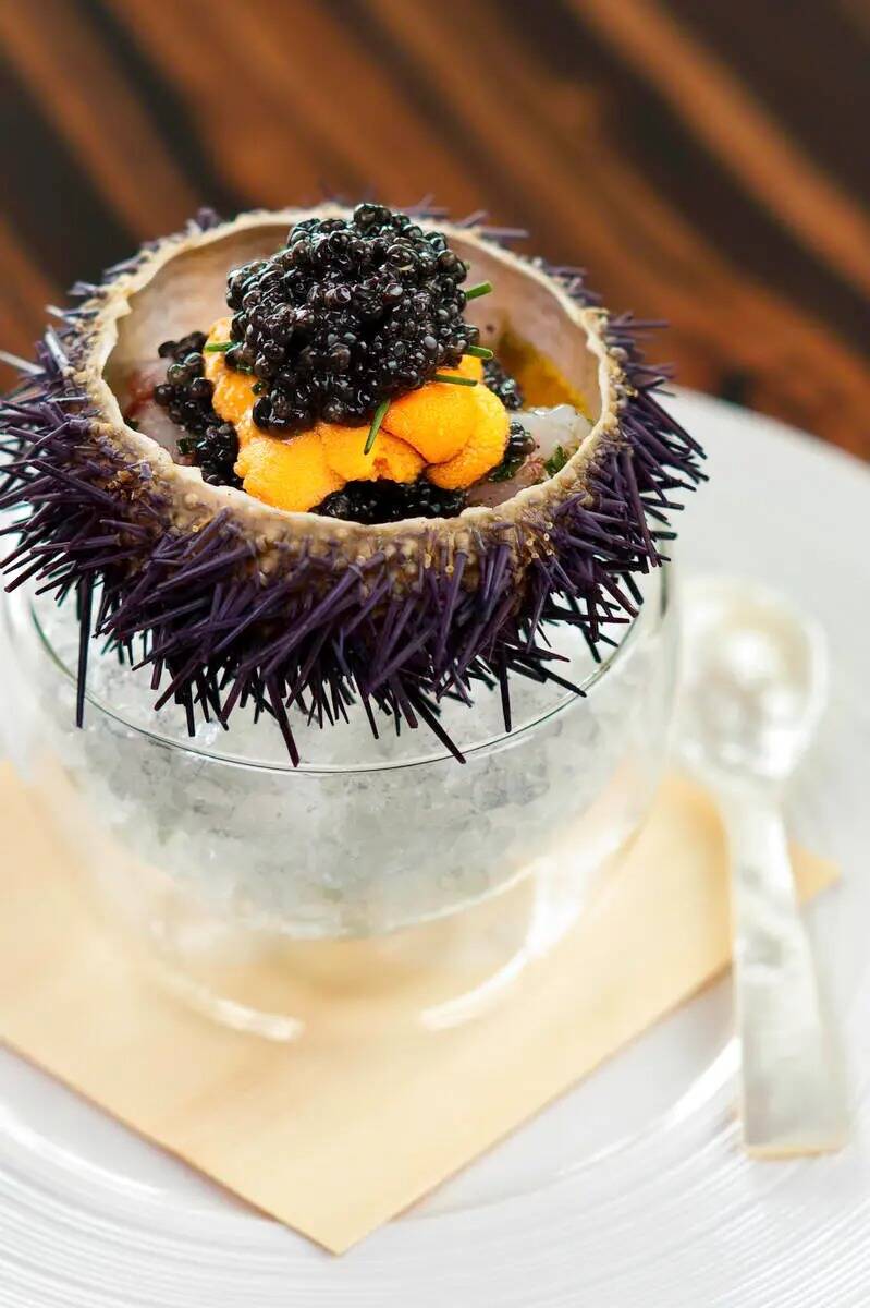 Camarones botánicos, erizos de mar y caviar se unen en este plato del menú de Wakuda, el rest ...