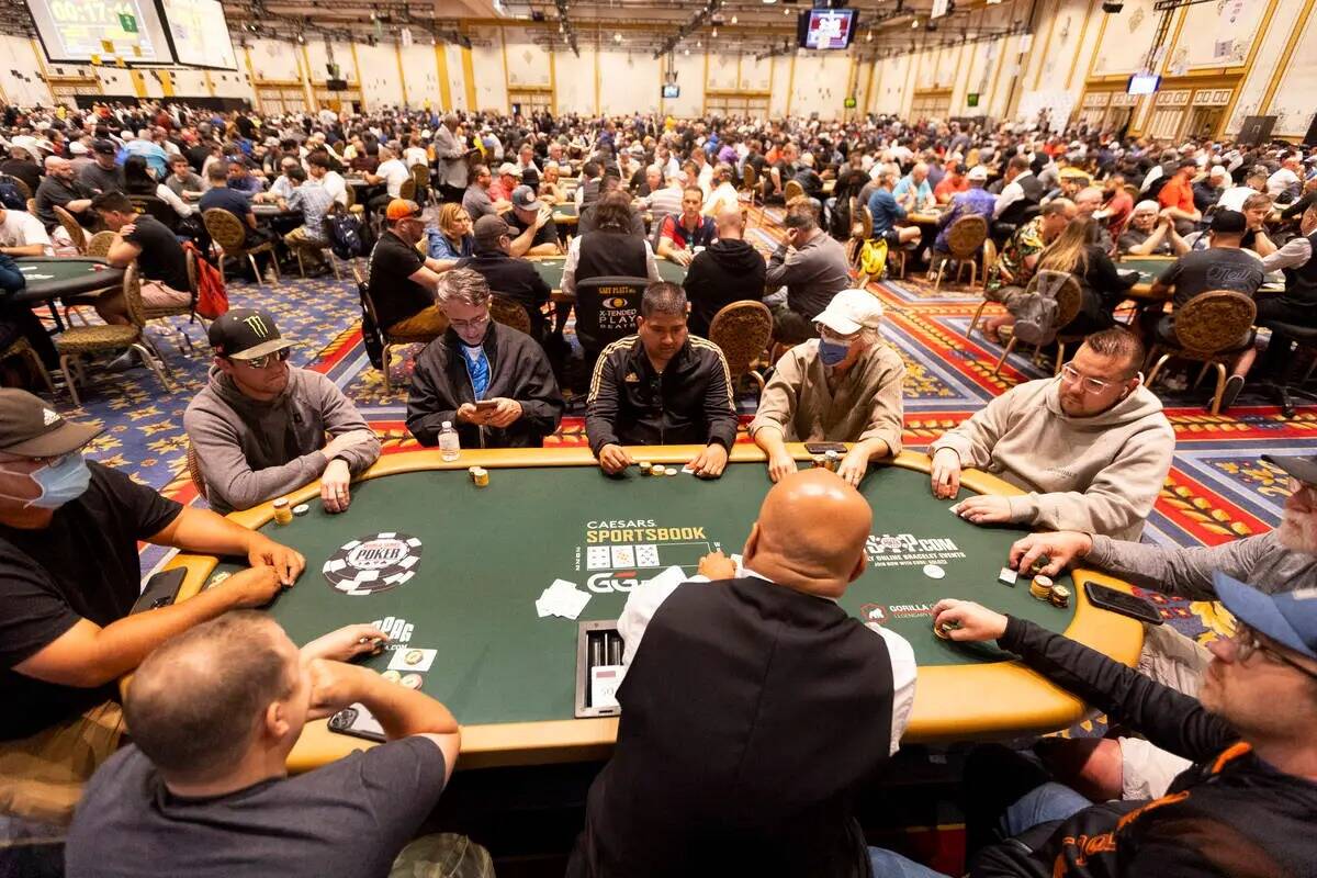 Gente juega durante el evento "Housewarming" de las World Series of Poker en el hotel-casino Pa ...