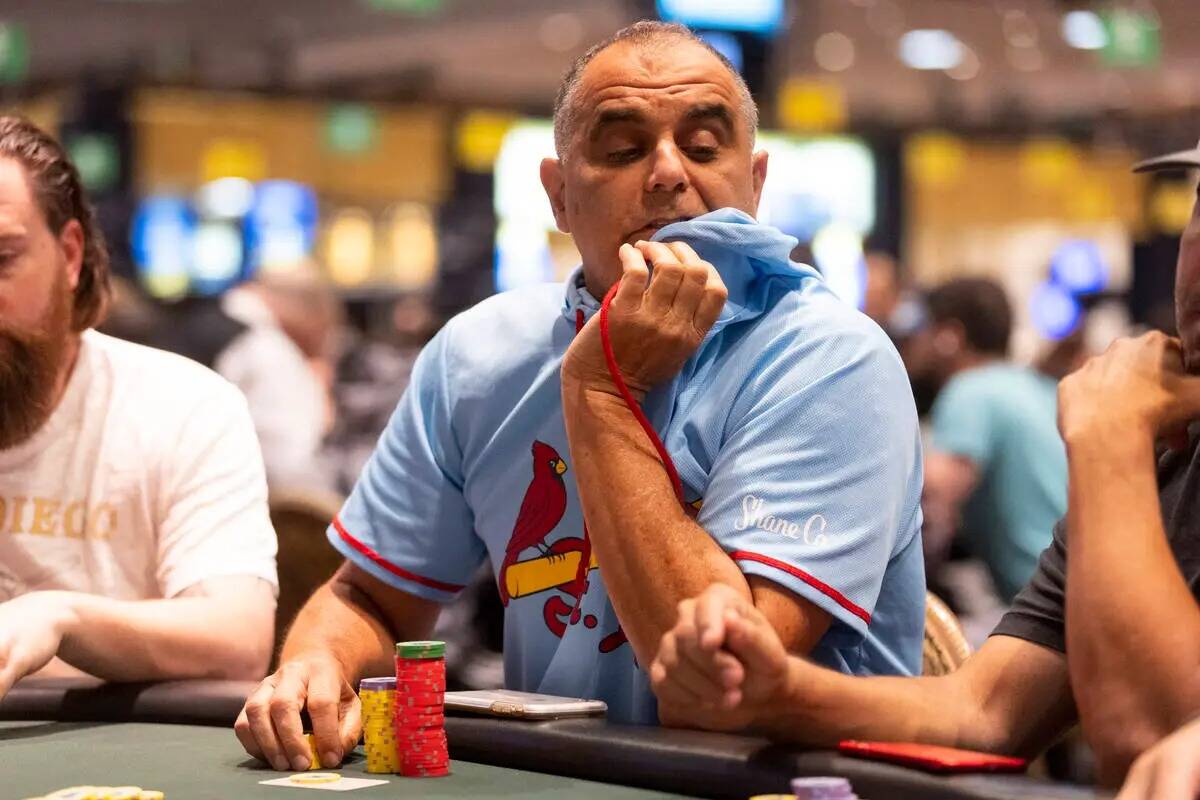 Howard Mash, de Fort Lauderdale, Florida, mira alrededor de la mesa mientras juega durante el e ...