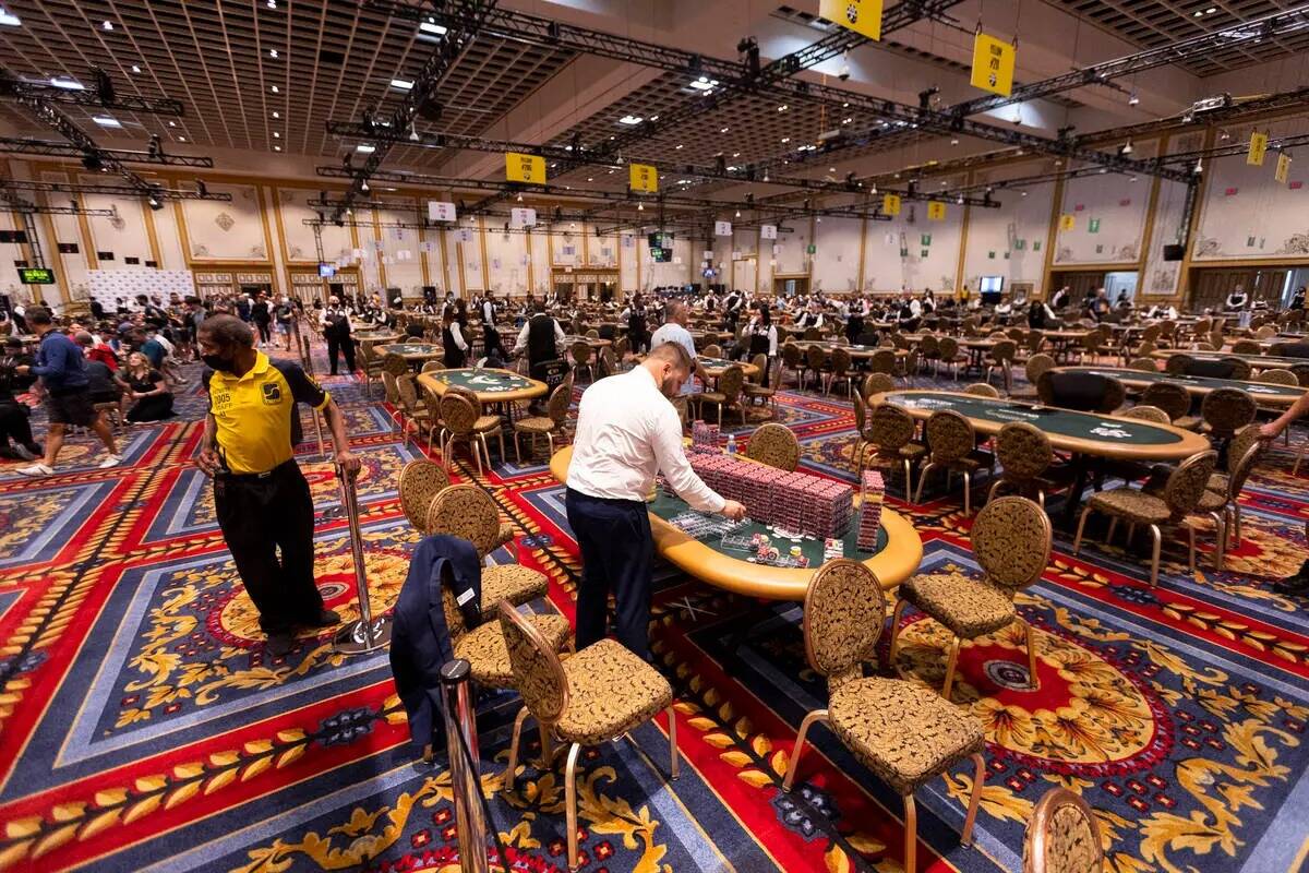 Gente participa durante el evento "Housewarming" de las World Series of Poker en el hotel-casin ...