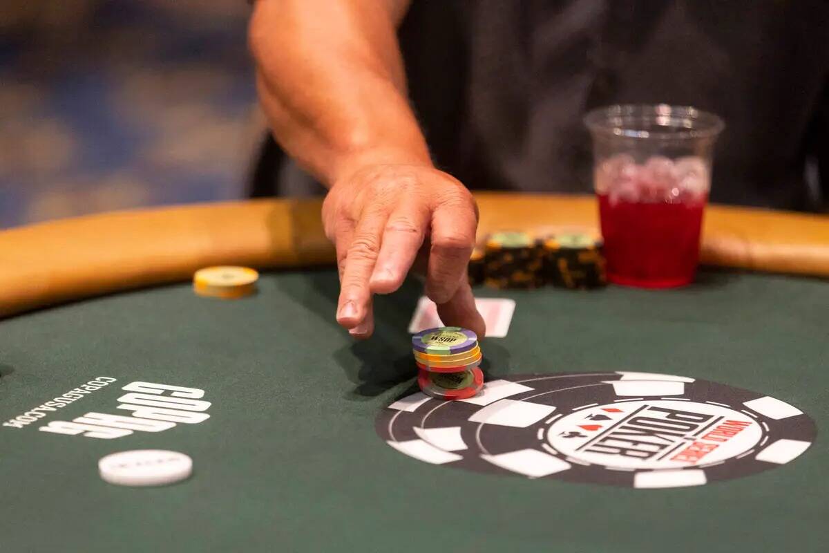 Un jugador sube una apuesta durante el evento "Housewarming" de las World Series of Poker en el ...