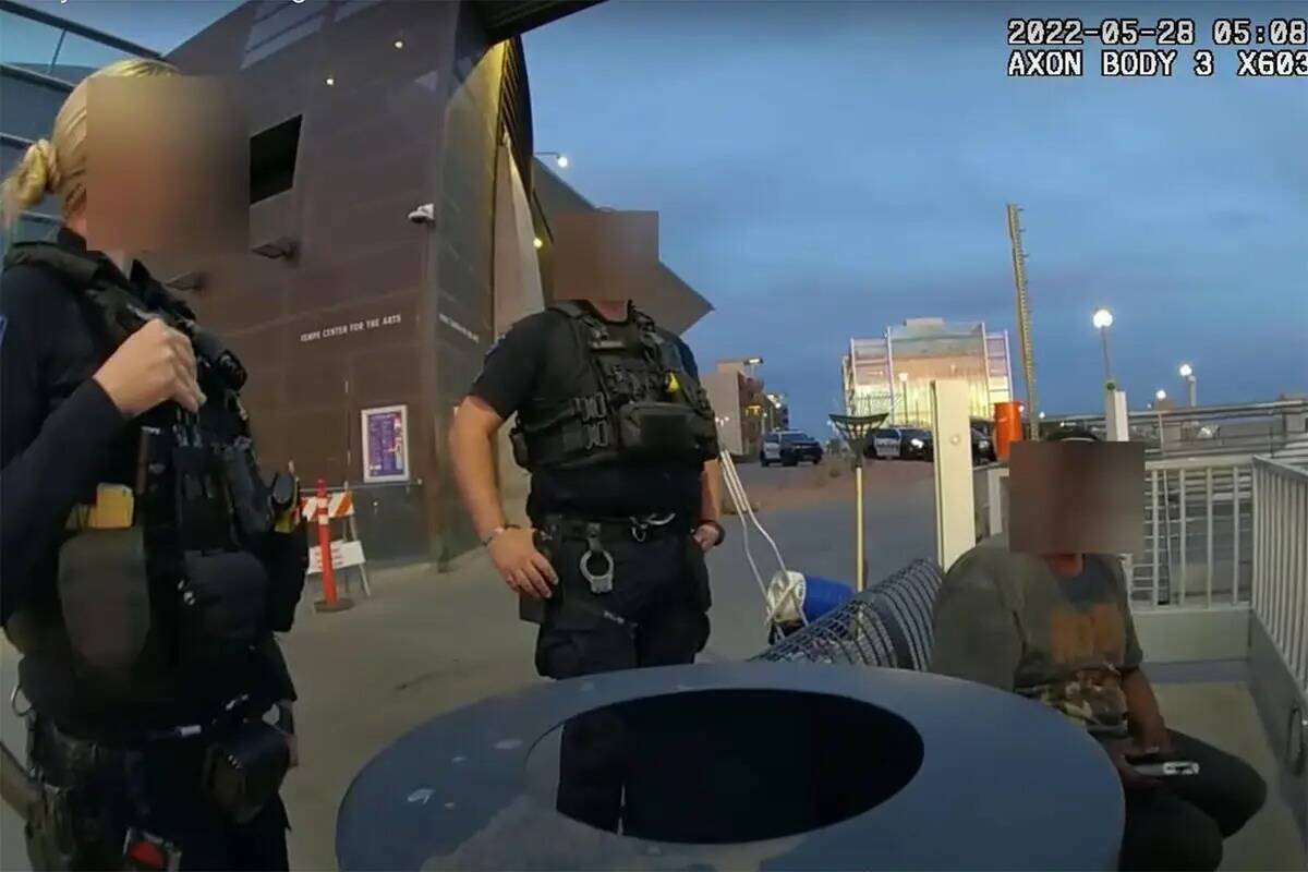 Una captura de pantalla de la cámara corporal de un oficial muestra a dos policías de Tempe h ...