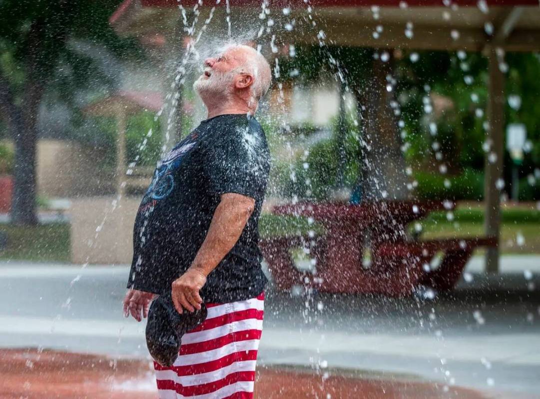 Robert Burnzott se refresca en las fuentes del Bob Baskin Park el martes 15 de junio de 2021, e ...