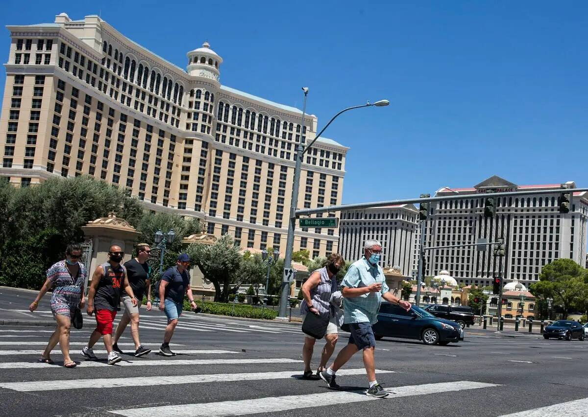 Turistas cruzan Las Vegas Boulevard cerca del Bellagio en julio de 2020 en Las Vegas. (Bizuayeh ...