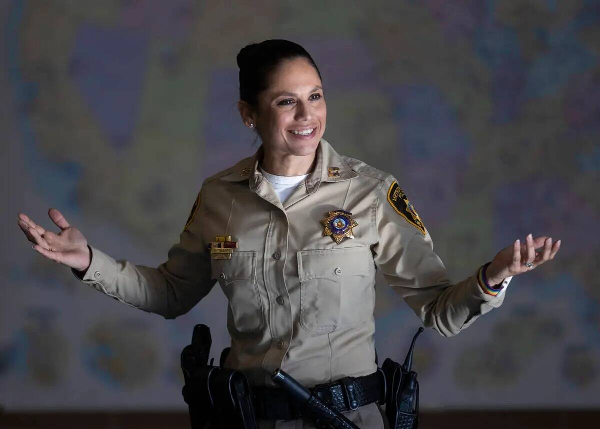 La capitana de la Policía Metropolitana Michelle Tavarez habla en la Spring Valley High School ...