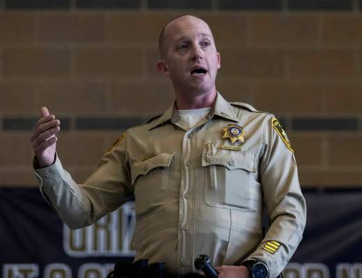 El teniente de la Policía Metropolitana Ryan Wiggins habla en la Spring Valley High School el ...