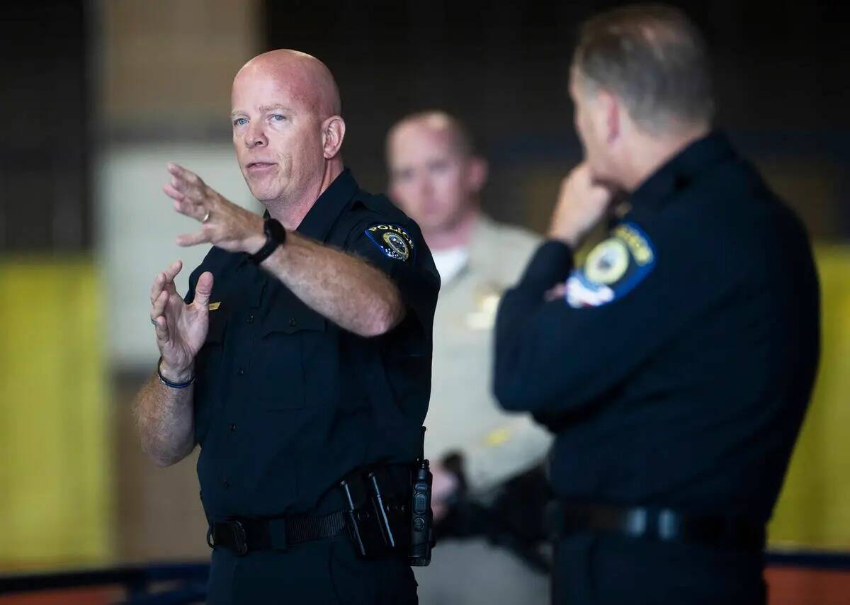 El teniente de policía del CCSD, Bryan Zink, habla en Spring Valley High School el martes 7 de ...