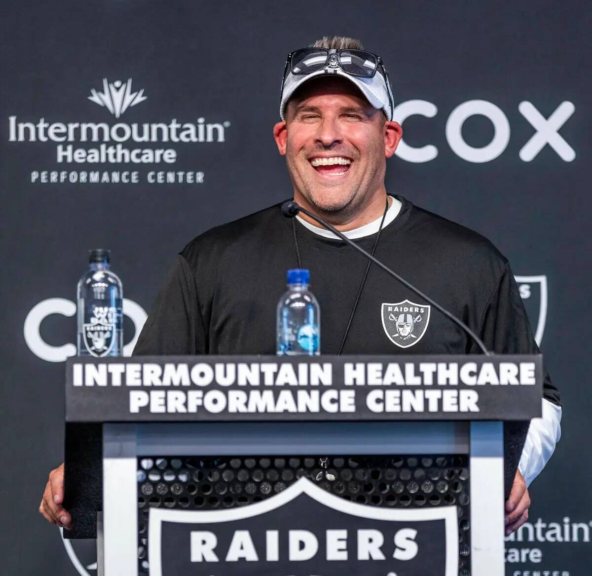 El entrenador de los Raiders, Josh McDaniels, habla durante la práctica del minicampamento en ...