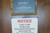 A principios de esta semana se colocó un letrero en la puerta de un juzgado del Condado Nye an ...