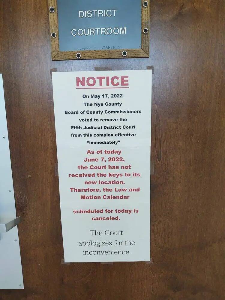 A principios de esta semana se colocó un letrero en la puerta de un juzgado del Condado Nye an ...