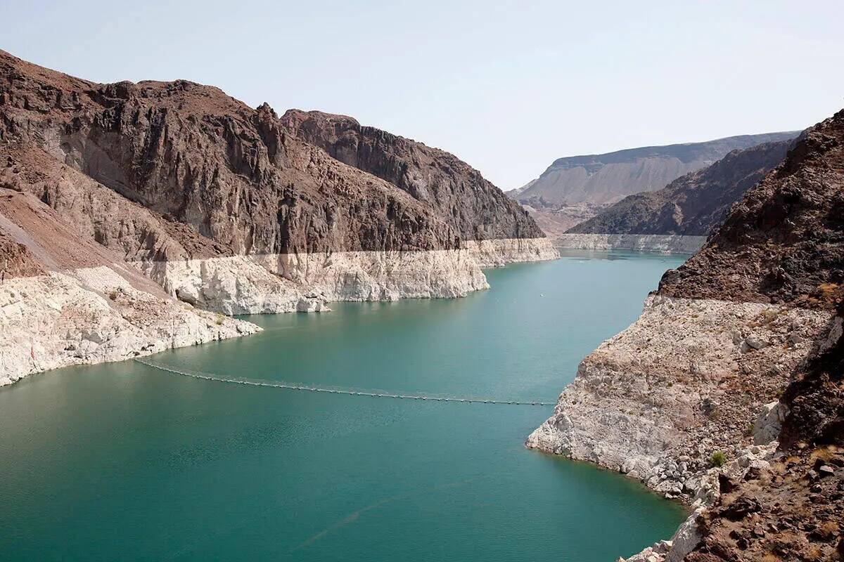 El Lago Mead se encuentra ahora a un 29 por ciento de su capacidad, cayendo por debajo del 30 p ...