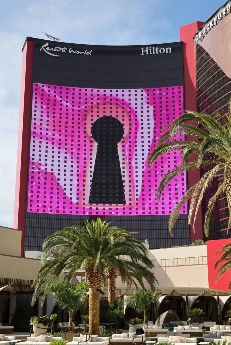 Un agujero de cerradura se muestra en Resorts World Las Vegas después de que la artista titula ...