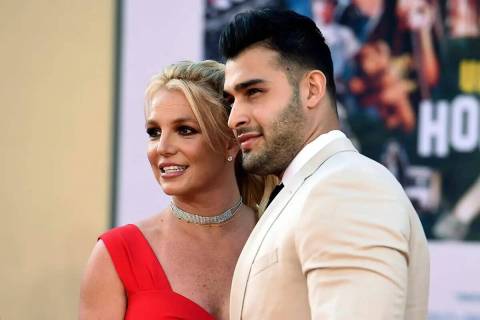 ARCHIVO - Britney Spears y Sam Asghari llegan al estreno en Los Ángeles de "Once Upon a Time i ...