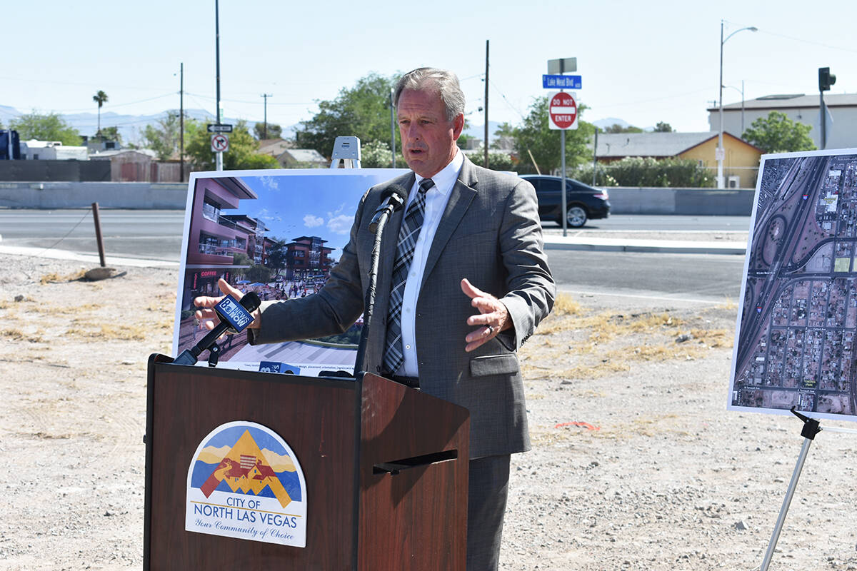 El alcalde de North Las Vegas, John Lee, habla durante la presentación de un proyecto de remod ...